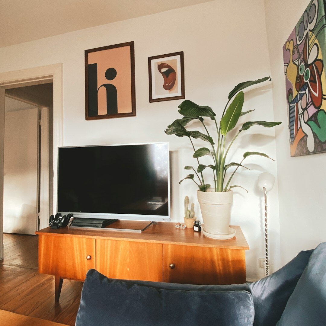 Alter Röhrenfernseher mit farbigem Bildrauschen in einem dunklen Wohnzimmer
