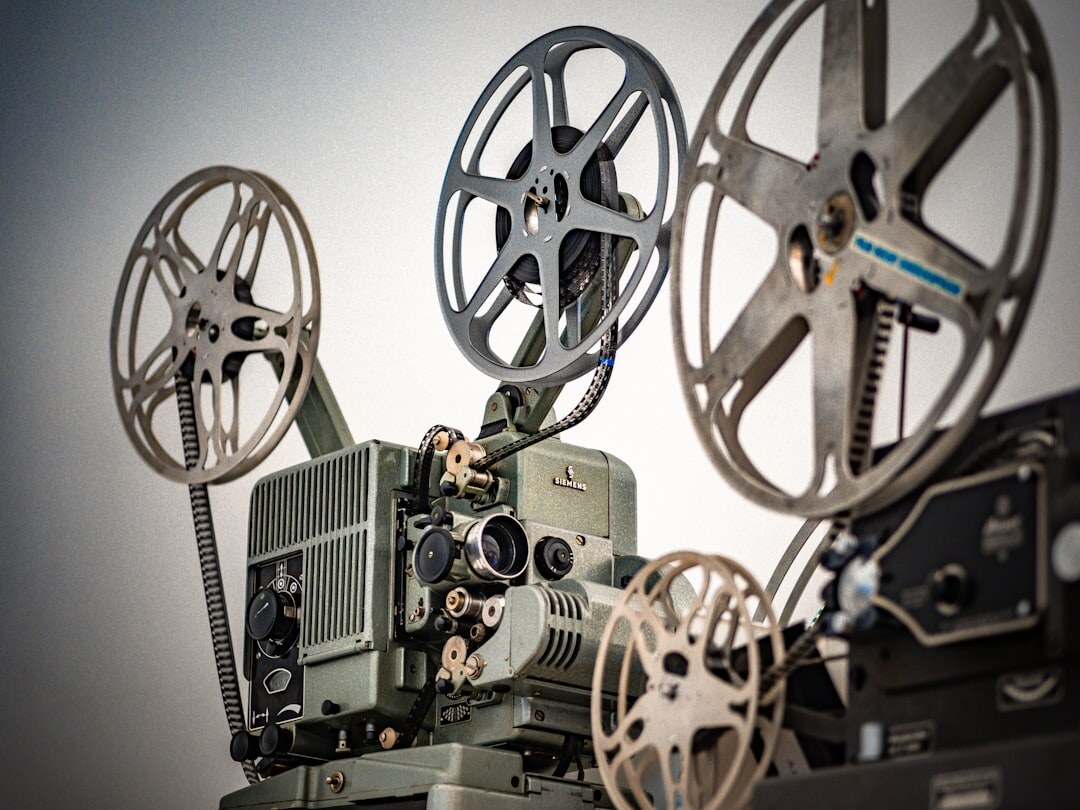 Archivregale voller beschrifteter Videobänder und Filmrollen