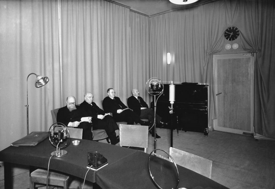 Bunt beleuchtetes Quizshow-Studio mit Publikumstribuene aus den 1990er Jahren